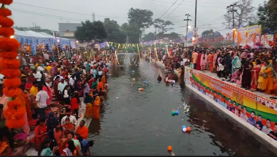 काशीपुर:- व्रतियों ने अस्ताचलगामी सूर्य को अर्घ्य देकर की मंगल कामना,